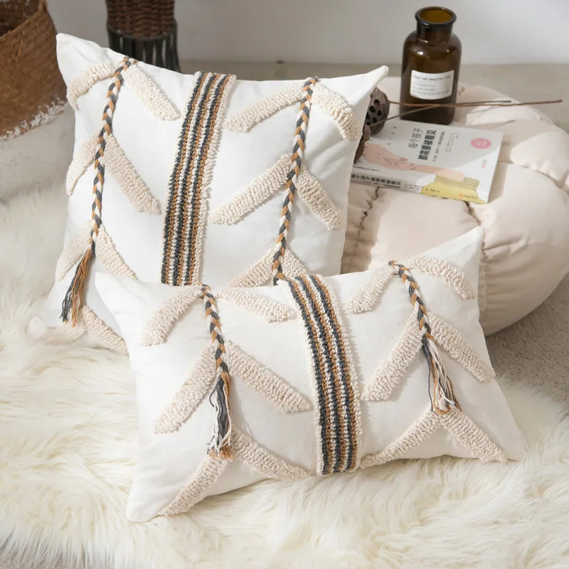 Beige gehäkelter Kissenbezug mit Tufting