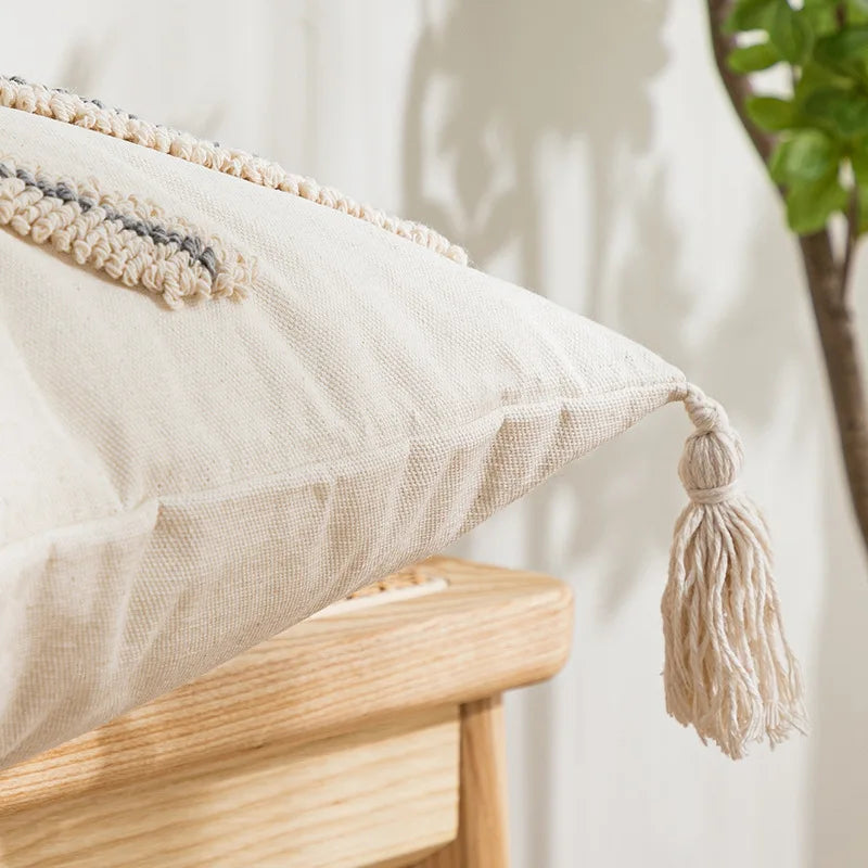 Grau-weißer, einfacher Kissenbezug mit Loop-Tufting