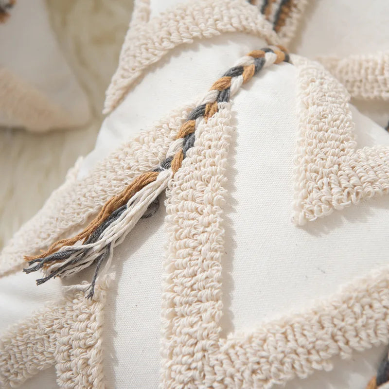 Beige gehäkelter Kissenbezug mit Tufting